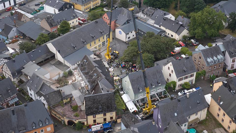 Blick von oben: Auch die angrenzenden Gebäude sind gefährdet