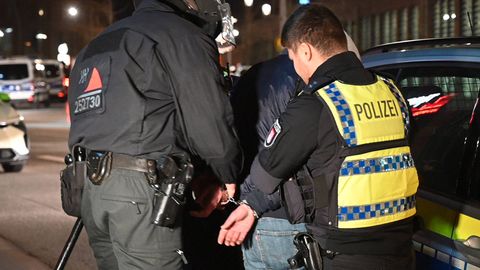 Polizisten nehmen eine Person fest