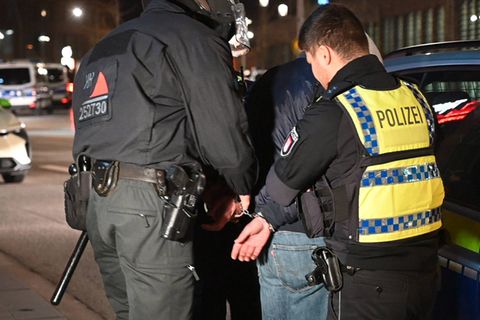 Polizisten nehmen eine Person fest