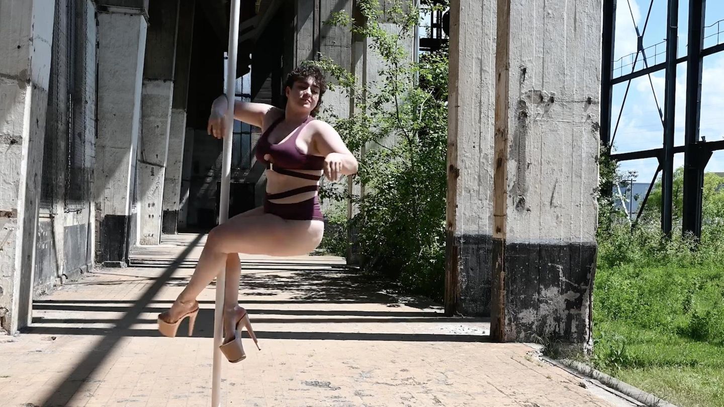 Body Positivity: Poledance als Selbstliebereise: "Ich sehe mich noch mit 80 an der Stange"