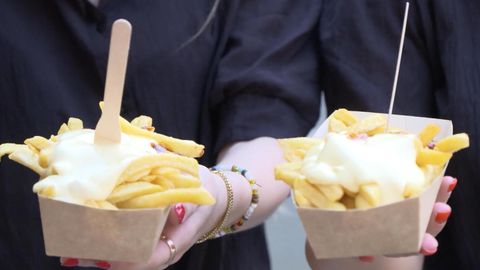 Einmal Lächeln bitte! Freundlich mit Personal umzugehen, ist nicht nur eine Frage der Höflichkeit, sondern kann Ihnen tatsächlich auch Vorteile verschaffen.