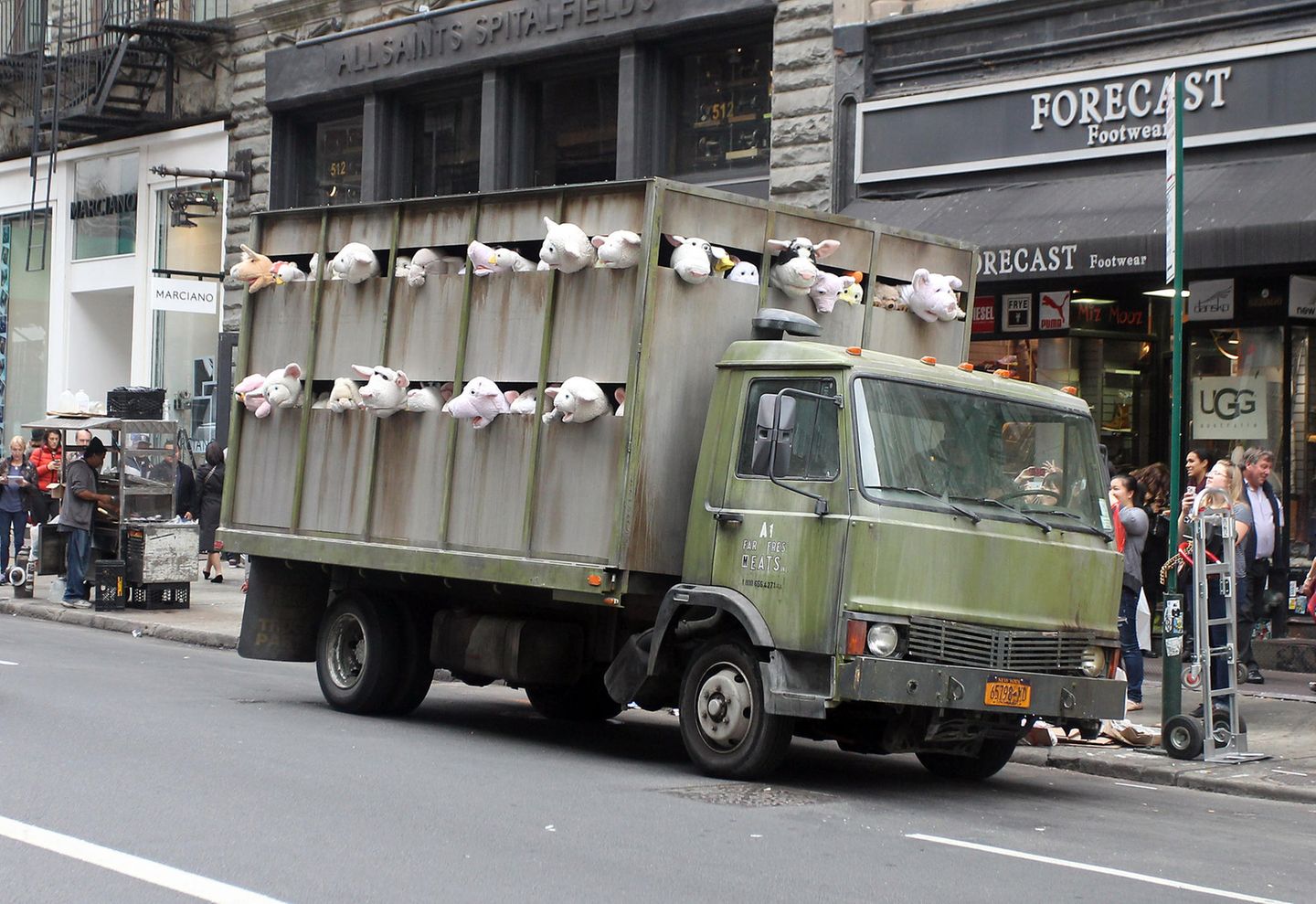 Kunst in der Stadt: Der Lastwagen der Kuscheltiere Was sehen wir? Einen Transporter. Und Kuscheltiere, die einen – letzten? – Blick in die Freiheit werfen. Lämmchen, Kälbchen, Schweinchen, Pandabärchen. "Sirens Of The Lambs", die Sirenen der Lämmer, nannte Banksy diese mobile Skulptur, die er im Jahr 2013 durch New York rollen ließ. Was will uns Banksy damit sagen? Wer genau hinschaut, erkennt auf der Tür des Transporters die Aufschrift "Farm Fresh Meat" – "Fleisch frisch von der Farm". Und wer noch genauer hinschaut, kann zwischen den Zeilen die Frage lesen, die uns der Künstler stellen will: "Na, hast Du heute schon mit Deinem Abendessen gekuschelt?". Schluck. Darauf eine Gemüsesuppe. Der Lastwagen der Kuscheltiere Was sehen wir? Einen Transporter. Und Kuscheltiere, die einen – letzten? – Blick in die Freiheit werfen. Lämmchen, Kälbchen, Schweinchen, Pandabärchen. "Sirens Of The Lambs", die Sirenen der Lämmer, nannte Banksy diese mobile Skulptur, die er im Jahr 2013 durch New York rollen ließ. Was will uns Banksy damit sagen? Wer genau hinschaut, erkennt auf der Tür des Transporters die Aufschrift "Farm Fresh Meat" – "Fleisch frisch von der Farm". Und wer noch genauer hinschaut, kann zwischen den Zeilen die Frage lesen, die uns der Künstler stellen will: "Na, hast Du heute schon mit Deinem Abendessen gekuschelt?". Schluck. Darauf eine Gemüsesuppe.