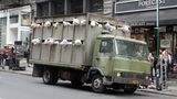 Der Lastwagen der Kuscheltiere   Was sehen wir? Einen Transporter. Und Kuscheltiere, die einen – letzten? – Blick in die Freiheit werfen. Lämmchen, Kälbchen, Schweinchen, Pandabärchen. "Sirens Of The Lambs", die Sirenen der Lämmer, nannte Banksy diese mobile Skulptur, die er im Jahr 2013 durch New York rollen ließ.  Was will uns Banksy damit sagen? Wer genau hinschaut, erkennt auf der Tür des Transporters die Aufschrift "Farm Fresh Meat" – "Fleisch frisch von der Farm". Und wer noch genauer hinschaut, kann zwischen den Zeilen die Frage lesen, die uns der Künstler stellen will: "Na, hast Du heute schon mit Deinem Abendessen gekuschelt?". Schluck. Darauf eine Gemüsesuppe.
