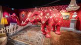Der unsichtbare Elefant im Raum  Was sehen wir? Einen Raum, eingerichtet mit allen Insignien der Bürgerlichkeit: Ölschinken im Goldrahmen, Brokatsofa, Troddel-Lampe, Porzellan – und ein Elefant, den Banksy mit dem Muster der Tapete im Hintergrund bemalt hat. Das Dumme ist bloß: Der Elefant lebt, schlenkert mit dem Rüssel, macht gigantische Haufen und will einfach nicht mit seinem Hintergrund verschmelzen.  Was will uns Banksy damit sagen? "Barely Legal" taufte er die Ausstellung, für die er 2013 auch diese lebende Installation konzipierte – "Kaum Legal". Zum einen zieht er damit der Kunstwelt einen über: Denn selbst der reichste Sammler könnte sich dieses Werk nicht leisten – wer will schon einen Elefanten im Haus aufnehmen? Zum anderen ist es auch eine Botschaft an viele seiner Kritiker und Hater, die ihm vorwarfen, er selbst würde die Tiere für sich und seine Kunst ausbeuten: "Stimmt absolut! Und schön, dass Ihr’s gemerkt habt – denn wer sich bereits über diesen Elefanten empört, engagiert sich bestimmt noch viel stärker gegen all die anderen tierischen Ungerechtigkeiten in dieser Welt."