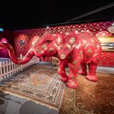 Der unsichtbare Elefant im Raum  Was sehen wir? Einen Raum, eingerichtet mit allen Insignien der Bürgerlichkeit: Ölschinken im Goldrahmen, Brokatsofa, Troddel-Lampe, Porzellan – und ein Elefant, den Banksy mit dem Muster der Tapete im Hintergrund bemalt hat. Das Dumme ist bloß: Der Elefant lebt, schlenkert mit dem Rüssel, macht gigantische Haufen und will einfach nicht mit seinem Hintergrund verschmelzen.  Was will uns Banksy damit sagen? "Barely Legal" taufte er die Ausstellung, für die er 2013 auch diese lebende Installation konzipierte – "Kaum Legal". Zum einen zieht er damit der Kunstwelt einen über: Denn selbst der reichste Sammler könnte sich dieses Werk nicht leisten – wer will schon einen Elefanten im Haus aufnehmen? Zum anderen ist es auch eine Botschaft an viele seiner Kritiker und Hater, die ihm vorwarfen, er selbst würde die Tiere für sich und seine Kunst ausbeuten: "Stimmt absolut! Und schön, dass Ihr’s gemerkt habt – denn wer sich bereits über diesen Elefanten empört, engagiert sich bestimmt noch viel stärker gegen all die anderen tierischen Ungerechtigkeiten in dieser Welt."
