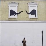 Ein Steinbock, zwei Elefanten, ein Wolf und drei Affen  Was sehen wir? Die Welt rätselt, wieder einmal. Und zwar nicht nur, wer sich hinter Banksy verbirgt, sondern auch, was Banksys Tierleben bedeuten soll. Die ersten beiden Werke, die er nachts per Schablone sprayte, zeigen einen Steinbock, der auf einem Pfeiler steht und in die Tiefe zu stürzen droht – und zwei Elefanten, die versuchen, sich mit den Rüsseln zu berühren (siehe oben). Gleich danach folgten drei Gibbon-Affen, die sich an einer Eisenbahnüberführung entlanghangeln, und ein heulender Wolf in einer Satellitenschüssel. Der Wolf wurde von Unbekannten bereits abmontiert und gestohlen.  Was will uns Banksy damit sagen? Selbsternannte Kunstkenner im Netz behaupten, die drei Affen würden den Spruch "Nichts sehen, nichts hören, nichts sagen" symbolisieren – aber nicht einer der Gibbons hält sich Augen, Ohren oder Mund zu. Dabei ist die Interpretation doch kinderleicht: Banksy prangert an, was wir der Welt antun! Alle Tiere sind ihrer natürlichen Umgebung und damit auch ihrer Natur beraubt, der einsame Wolf kann nur noch den Mond anheulen. Und alle stehen sie allein da, isoliert. Und die drei Gibbons, die sich fröhlich an der Eisenbahnüberführung entlangschwingen? Ist doch klar: Sie überführen uns Menschen der Doppelmoral!