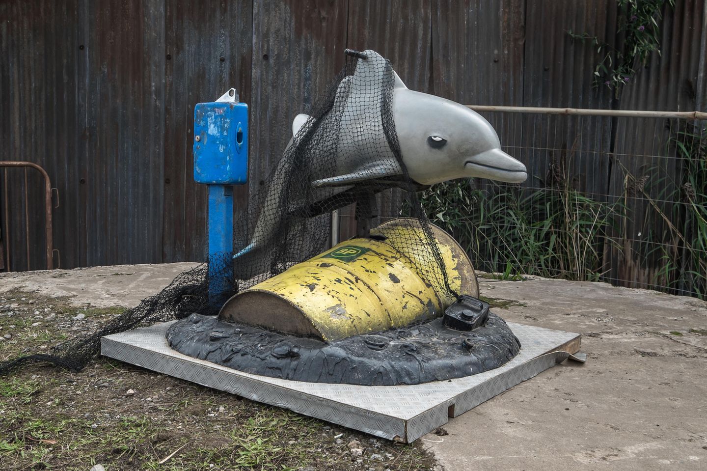 Kunst in der Stadt: Delfin in Öl Was sehen wir? Natürlich kein Ölgemälde von Flipper, sondern eine Kirmesattraktion für Kinder: ein Delfin zum Reiten – aber verheddert in einem Fischernetz und umgeben von Erdöl. Woher das kommt, daran lässt Banksy keinen Zweifel. Auf dem Fass prangt groß das Firmenlogo des Energiekonzerns BP (British Pertroleum). Was will uns Banksy damit sagen? Er stellte seinen Flipper 2013 ausgerechnet an der Promenade im britischen Seebad Brighton auf, wo täglich Tausende Touristen entlangschlendern. Das Ding ratterte dort pausenlos vor sich hin – üblicherweise muss man eine Münze einwerfen – und lockte so zahllose Kinder an. Was zu einigen Fragen geführt haben muss: "Mama, warum guckt der Delfin so traurig?" – "Papa, wer ist BP und was machen die?" – "Mama, warum ist BP so böse?" Noch Fragen, was uns Banksy sagen will? Delfin in Öl Was sehen wir? Natürlich kein Ölgemälde von Flipper, sondern eine Kirmesattraktion für Kinder: ein Delfin zum Reiten – aber verheddert in einem Fischernetz und umgeben von Erdöl. Woher das kommt, daran lässt Banksy keinen Zweifel. Auf dem Fass prangt groß das Firmenlogo des Energiekonzerns BP (British Pertroleum). Was will uns Banksy damit sagen? Er stellte seinen Flipper 2013 ausgerechnet an der Promenade im britischen Seebad Brighton auf, wo täglich Tausende Touristen entlangschlendern. Das Ding ratterte dort pausenlos vor sich hin – üblicherweise muss man eine Münze einwerfen – und lockte so zahllose Kinder an. Was zu einigen Fragen geführt haben muss: "Mama, warum guckt der Delfin so traurig?" – "Papa, wer ist BP und was machen die?" – "Mama, warum ist BP so böse?" Noch Fragen, was uns Banksy sagen will?