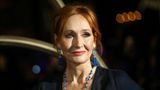 J.K. Rowling schaut an der Kamera vorbei.