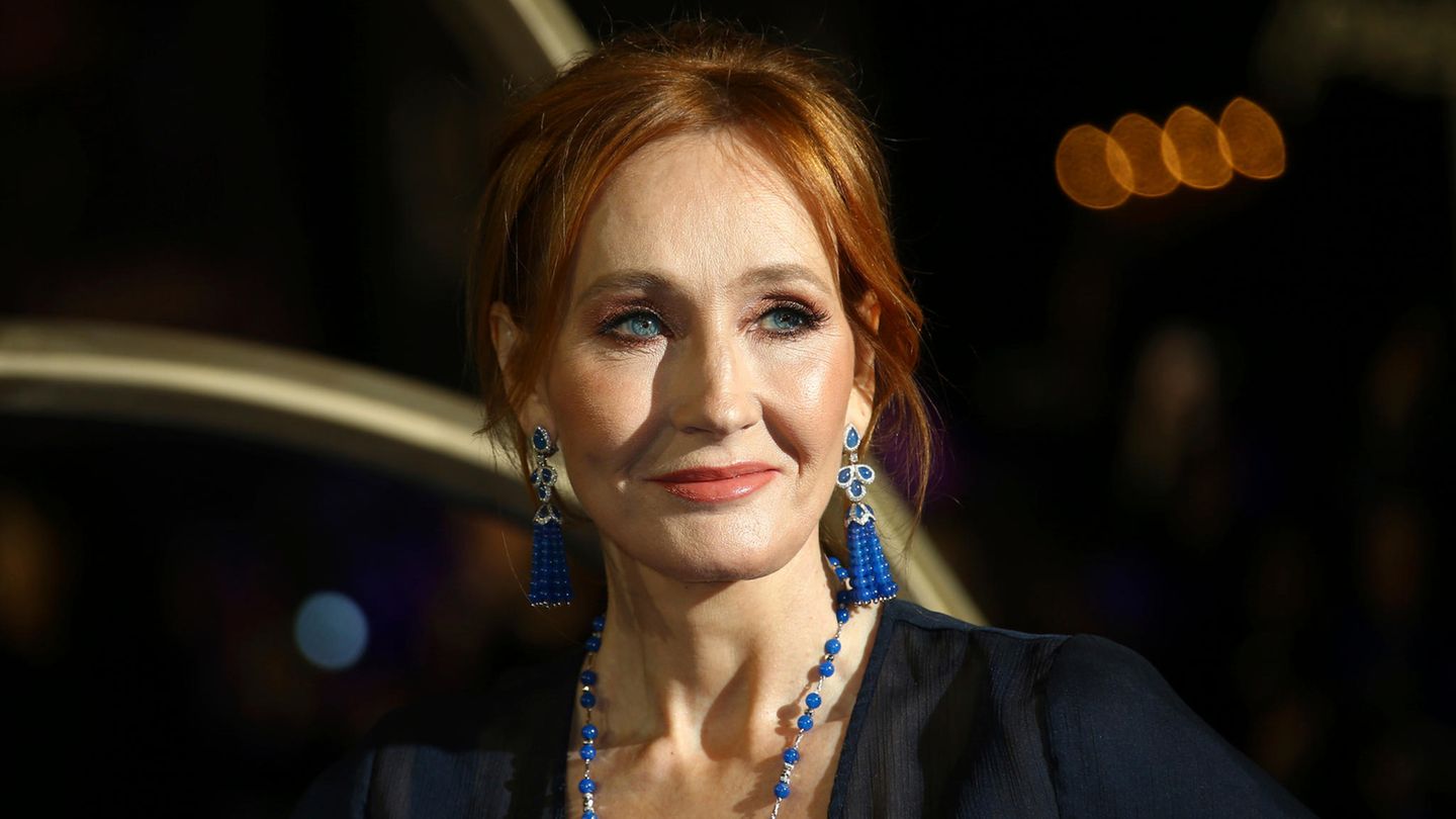 J.K. Rowling schaut an der Kamera vorbei.