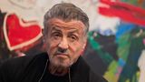 Sylvester Stallone schaut an der Kamera vorbei.