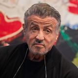 Sylvester Stallone schaut an der Kamera vorbei.