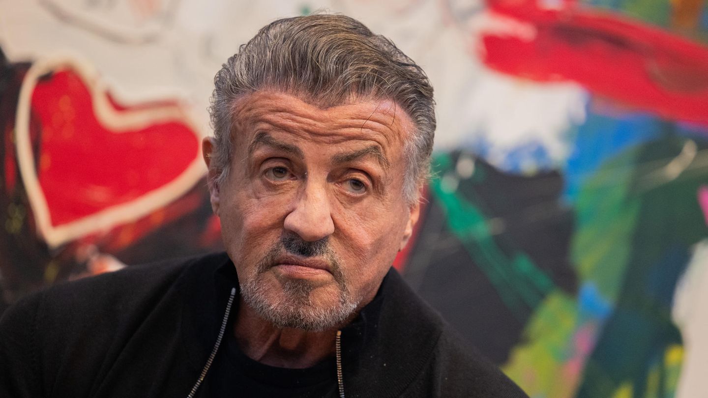 Sylvester Stallone schaut an der Kamera vorbei.