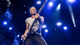 Sting hält einen Bass in der Hand.