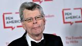 Stephen King schaut in die Kamera.