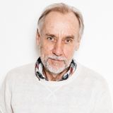 Håkan Nesser schaut in die Kamera.