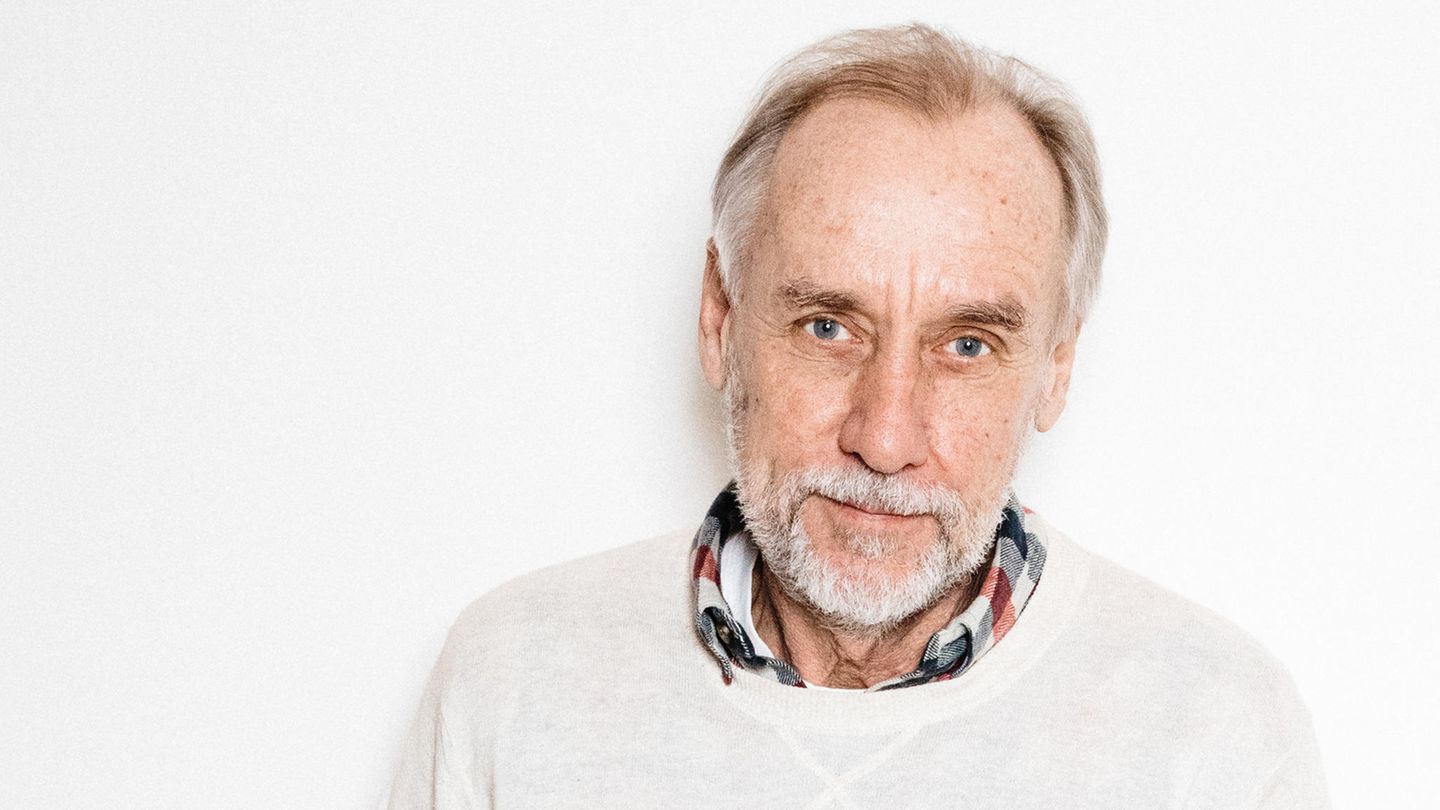 Håkan Nesser schaut in die Kamera.