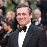 Jon Hamm lächelt in die Kamera.