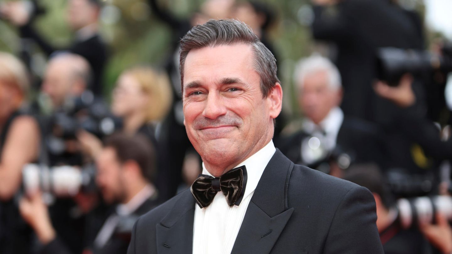 Jon Hamm lächelt in die Kamera.