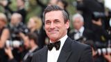 Jon Hamm lächelt in die Kamera.