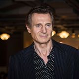 Liam Neeson lächelt.