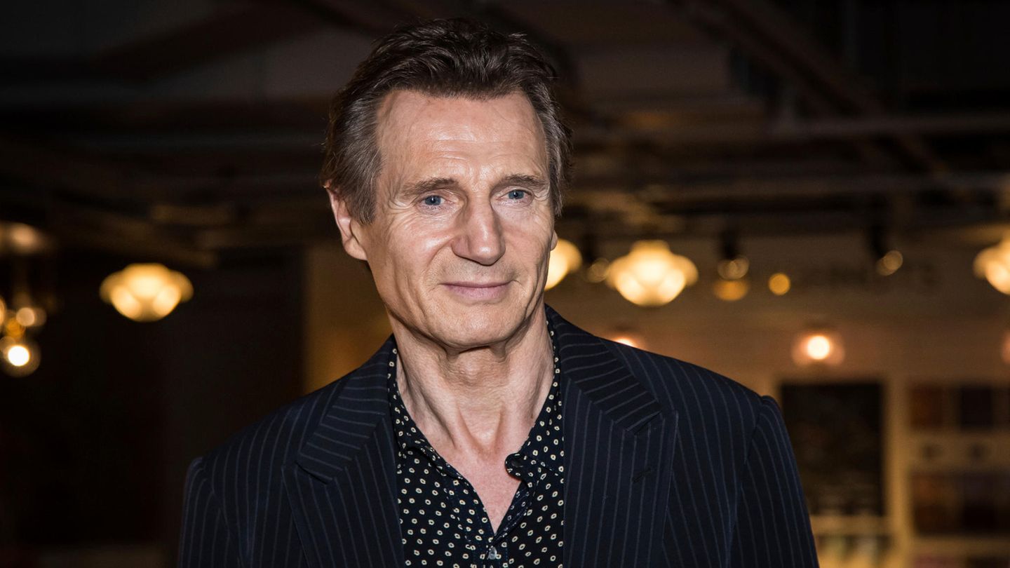 Liam Neeson lächelt.