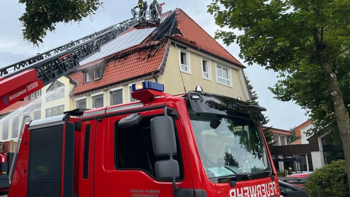 Feuer im Dachstuhl: Brand an einer Grundschule - Kinder in Sicherheit