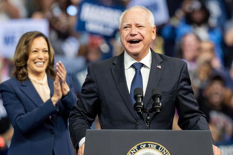 Kamala Harris stellte ihren Vizepräsidentschaftskandidaten Tim Walz am Dienstag bei einer Rally in Philadelphia vor