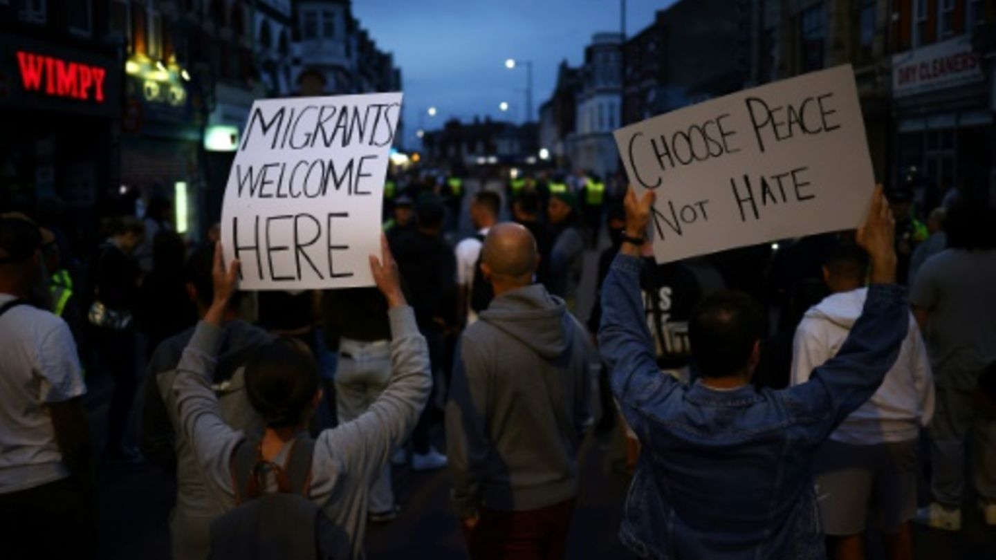 Nach Ausschreitungen rechtsradikaler Gruppen: Tausende protestieren in Großbritannien gegen Rassismus