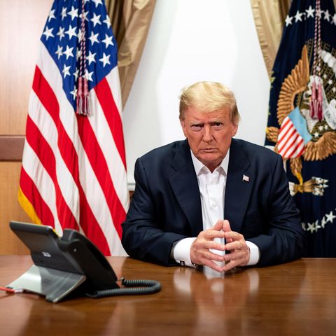 Donald Trump sitzt im Weißen Haus neben einem Telefon