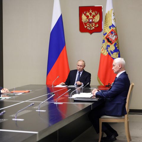 Wladimir Putin und drei andere Männer beraten Russlands Lage in Kursk