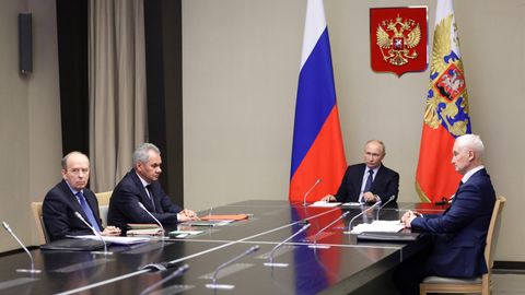 Wladimir Putin und drei andere Männer beraten Russlands Lage in Kursk