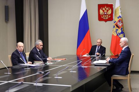Wladimir Putin und drei andere Männer beraten Russlands Lage in Kursk