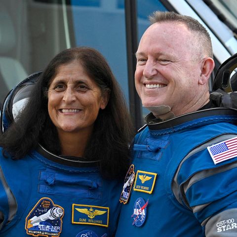 Die Nasa-Astronauten Suni Williams (l.) und Barry Wilmore (r.) lächeln vor ihrem Start auf die ISS