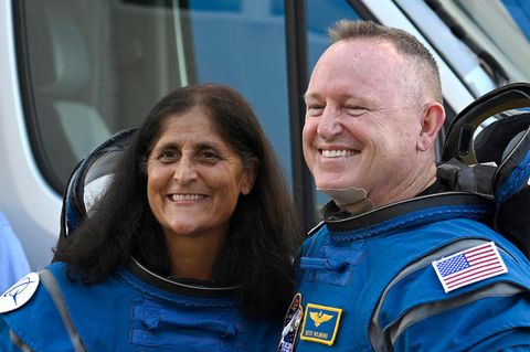 Die Nasa-Astronauten Suni Williams (l.) und Barry Wilmore (r.) lächeln vor ihrem Start auf die ISS