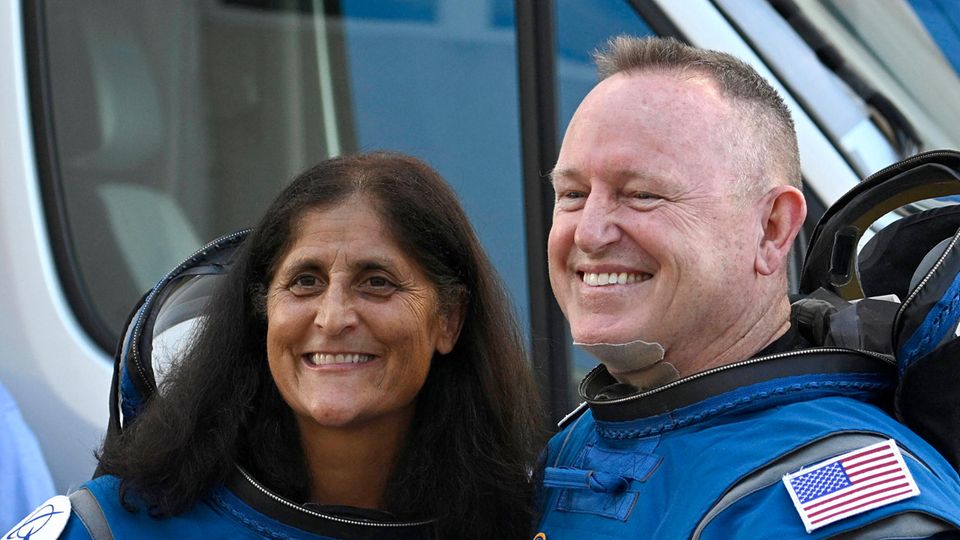 Die Nasa-Astronauten Suni Williams (l.) und Barry Wilmore (r.) lächeln vor ihrem Start auf die ISS