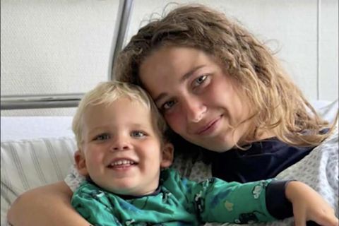 Edi Visser und ihr kleiner Sohn Jamie sind die Ersten, die aus dem eingestürzten Hotel unter einem Türrahmen geborgen werden können.
