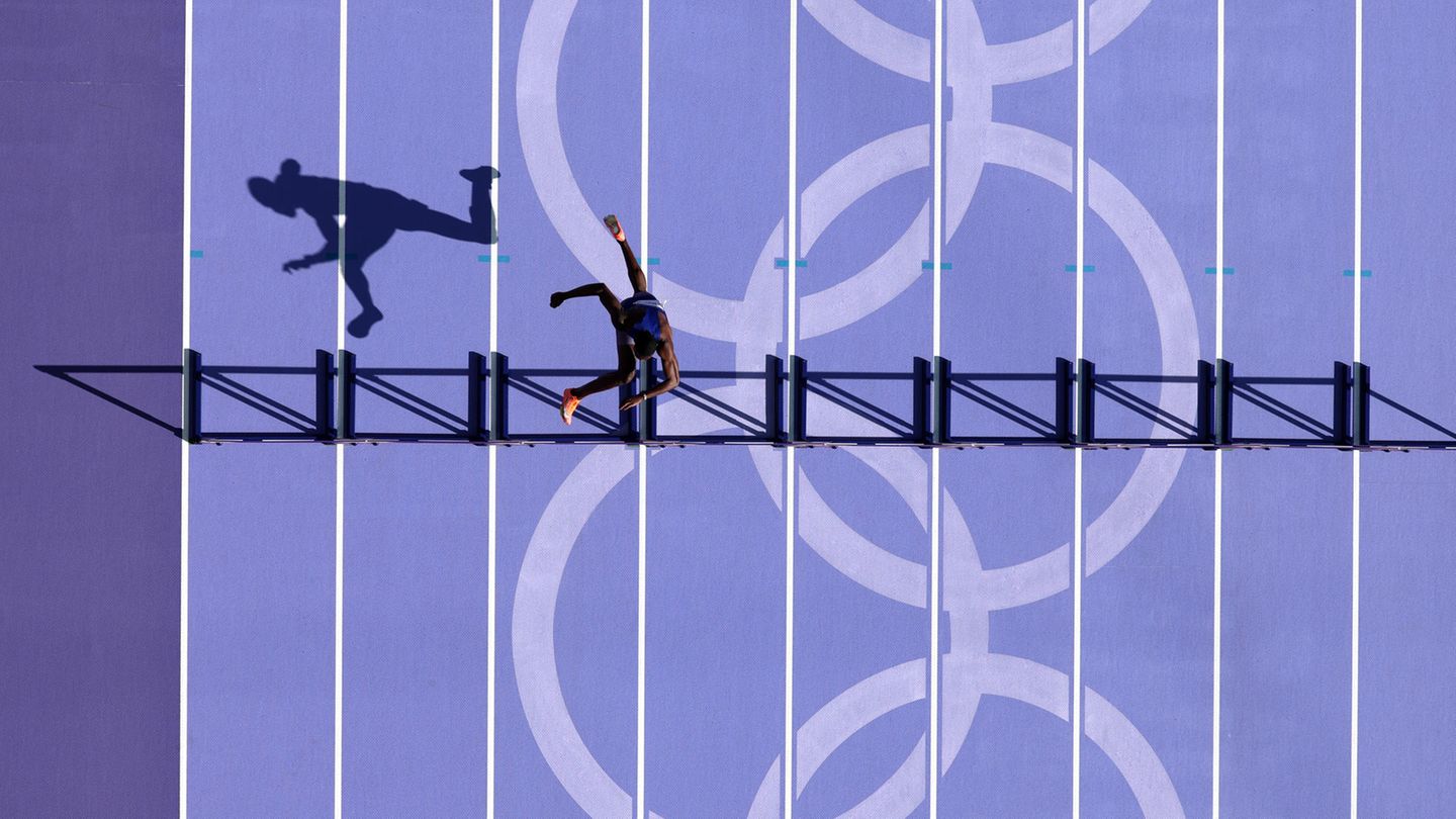 Schattenspringer: Der Amerikaner Rai Benjamin springt beim Vorlauf über 400-Meter-Hürden über eines der Hindernisse, sein Schatten hängt noch etwas hinterher