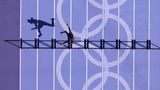 Schattenspringer: Der Amerikaner Rai Benjamin springt beim Vorlauf über 400-Meter-Hürden über eines der Hindernisse, sein Schatten hängt noch etwas hinterher