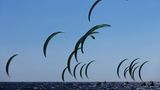 Kitesurfen hatte wohl niemand so richtig auf dem Schirm: Erstmals ist die Sportart bei den Spielen in Paris olympisch. Während die Surfer in Tahiti die Wellen reiten, finden die Kitesurf-Wettbewerbe in Marseille statt