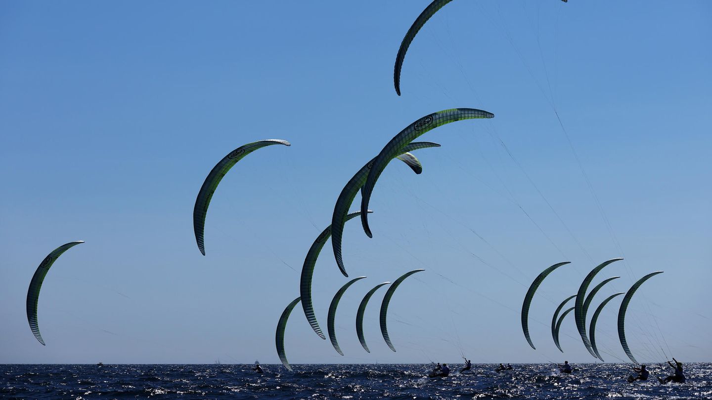 Kitesurfen hatte wohl niemand so richtig auf dem Schirm: Erstmals ist die Sportart bei den Spielen in Paris olympisch. Während die Surfer in Tahiti die Wellen reiten, finden die Kitesurf-Wettbewerbe in Marseille statt