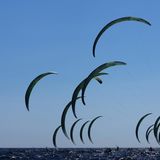 Kitesurfen hatte wohl niemand so richtig auf dem Schirm: Erstmals ist die Sportart bei den Spielen in Paris olympisch. Während die Surfer in Tahiti die Wellen reiten, finden die Kitesurf-Wettbewerbe in Marseille statt