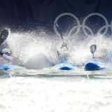 Kajak-Cross ist ein neuer Wettbewerb bei den Spielen – und sorgt gleich für viel Begeisterung. Vier Konkurrenten treten im Kanal gegeneinander an, müssen Aufwärts- und Abwärtstore bewältigen. Sieht chaotisch aus, ist es auch – und sehr unterhaltsam.