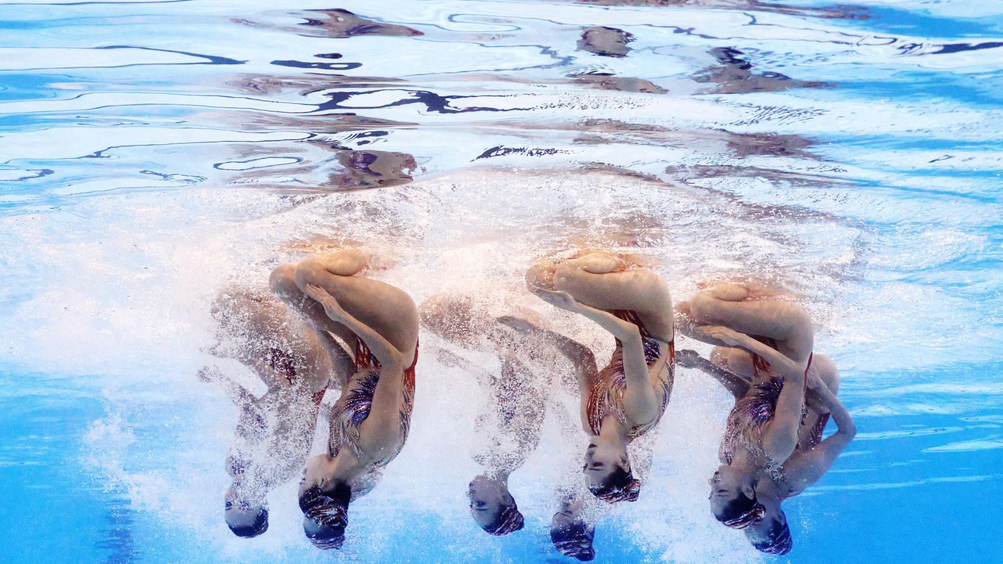 Olympia 2024: Nein, das Bild ist nicht verkehrt herum. Die chinesischen Synchronschwimmerinnen zeigten einen Auftritt nahe der Perfektion. Kaum zu glauben: Es ist das erste Olympia-Gold für China in dem Wettbewerb. 1996 gewann die USA den ersten olympischen Wettkampf, seitdem standen immer die Russinnen, die in diesem Jahr nicht teilnehmen dürfen, ganz oben Nein, das Bild ist nicht verkehrt herum. Die chinesischen Synchronschwimmerinnen zeigten einen Auftritt nahe der Perfektion. Kaum zu glauben: Es ist das erste Olympia-Gold für China in dem Wettbewerb. 1996 gewann die USA den ersten olympischen Wettkampf, seitdem standen immer die Russinnen, die in diesem Jahr nicht teilnehmen dürfen, ganz oben