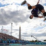 Griff in die Trickkiste: Der US-Amerikaner Tom Schaar beim "Park"-Wettbewerb der Männer im Skateboard. Der 24-Jährige ist seit einem Jahrzehnt ein Name in der Szene, bei den Spielen gewann er eine Silbermedaille