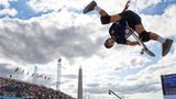 Griff in die Trickkiste: Der US-Amerikaner Tom Schaar beim "Park"-Wettbewerb der Männer im Skateboard. Der 24-Jährige ist seit einem Jahrzehnt ein Name in der Szene, bei den Spielen gewann er eine Silbermedaille