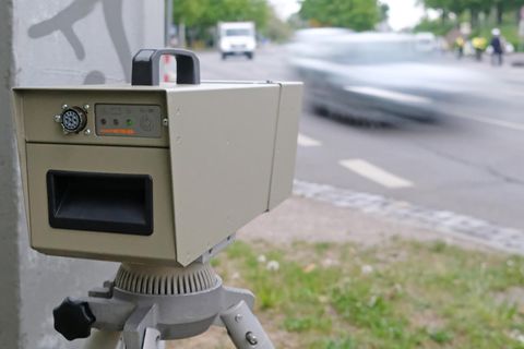 Um nicht in die Blitzer-Falle zu tappen, greifen einige zu Blitzer-Warnern, beispielsweise in Form von Apps. Aber auch das birgt Gefahren.