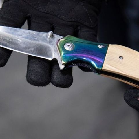 Kriminologe : Ein Bundespolizist zeigt ein sichergestelltes Messer am Bahnhof Ostkreuz. Foto © Paul Zinken/dpa/Symbolbild