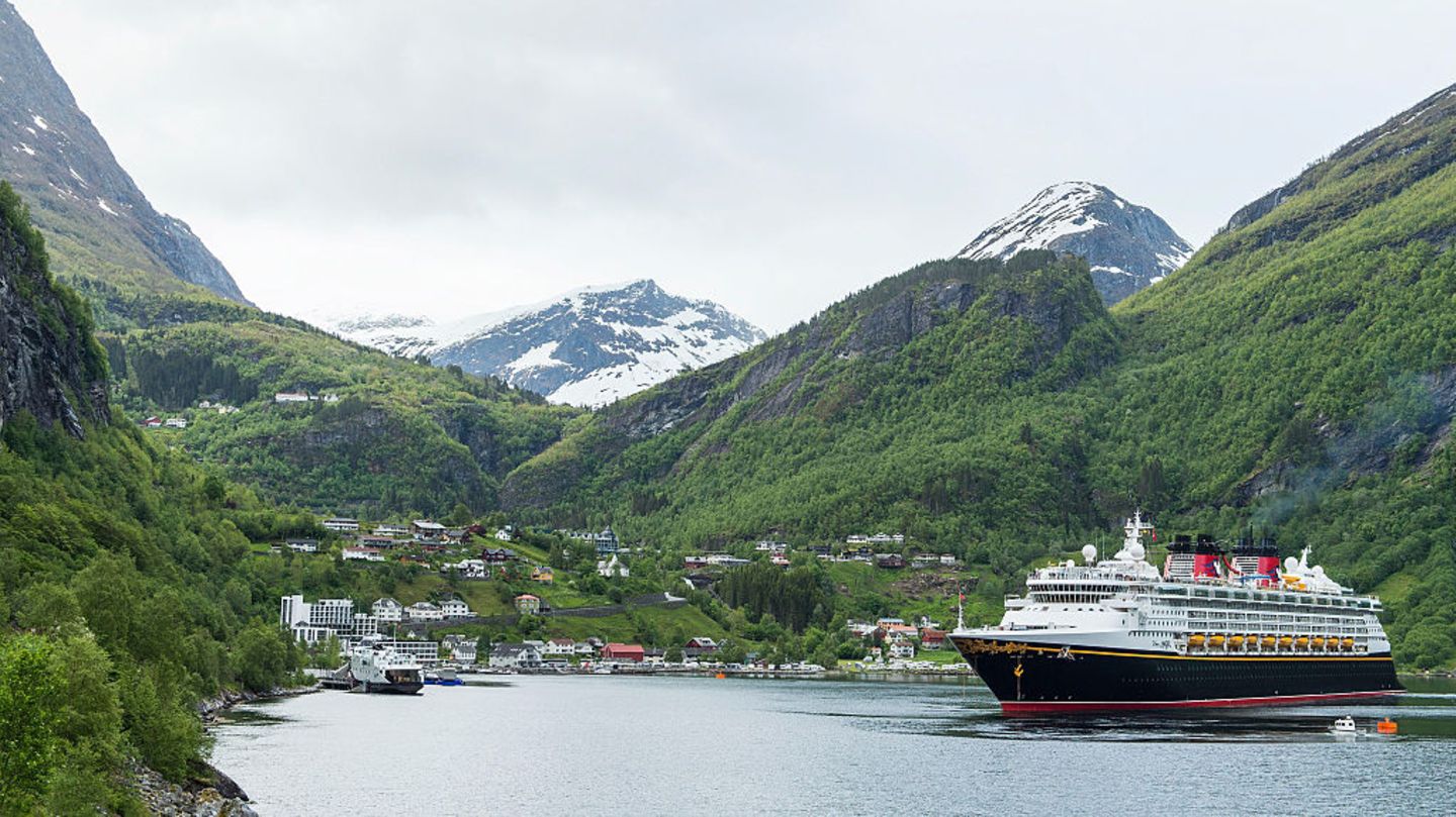 Fjord in Norwegen: Absturz von XXL-Felsbrocken droht: Gemeinde bereitet sich auf gewaltigen Tsunami vor