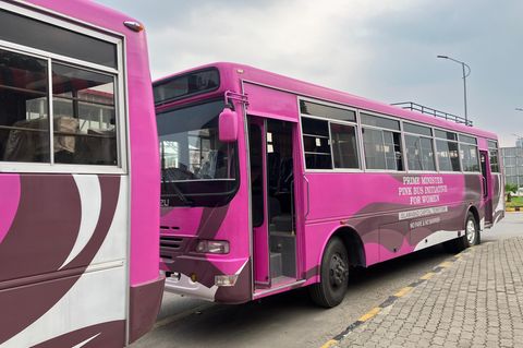 Gut erkennbar: Busse für Frauen und Mädchen leuchten in Pakistans Hauptstadt pink