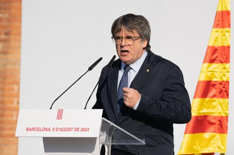 Carles Puigdemont steht an einem Rednerpult in Barcelona und spricht